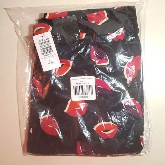 ❤NWT VINTAGE TORRIID LEGGING LIPS PRINT - FULL LENGTH COMFORT WAIST - PLUS SIZE - Picture 3 of 7